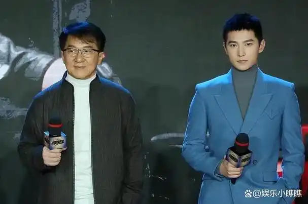 成为更为棘手的是,假如只有成龙和杨洋两人的合照,那么我们或许可以