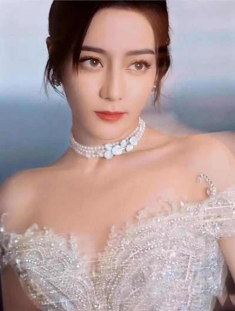 娱乐圈最会戴珍珠女星 迪丽热巴真的太美了 说到文娱圈会戴珍珠的明星