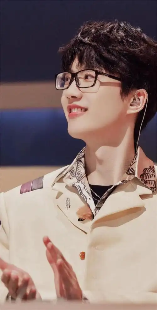 《湖南卫视2022-2023跨年晚会》中,许嵩300秒唱了16首歌,太强了_网易