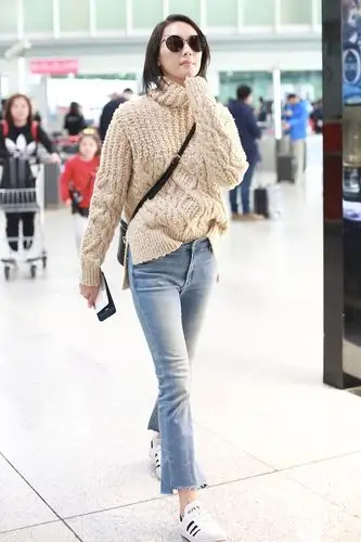 1/ 12 近日,童瑶现身北京机场,身穿杏色毛衣下搭修身牛仔裤,整体造型