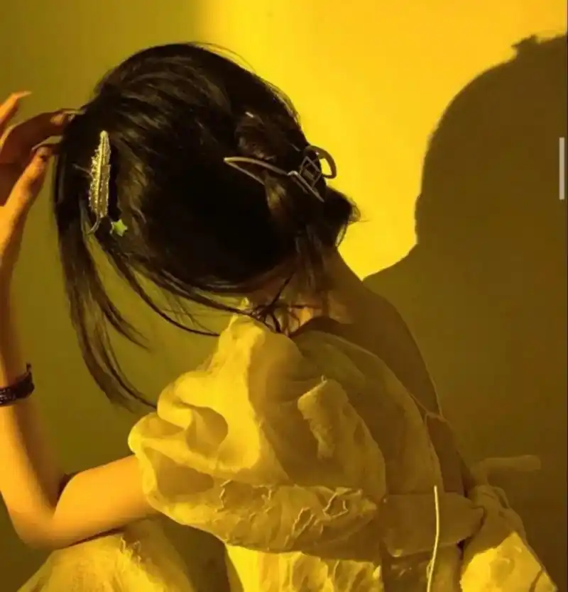 女孩跟男孩分手一个月了,这一个月来女孩一直都沉浸