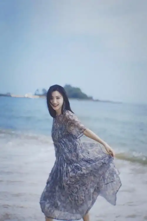 景甜海边美照曝光穿碎花纱裙回眸气质清冷