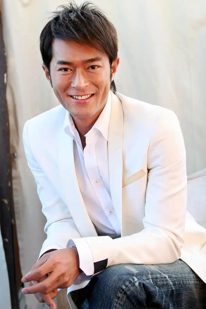 年轻时的古天乐太帅了,不愿当"花瓶",把自己晒黑,转型为表演实力派.