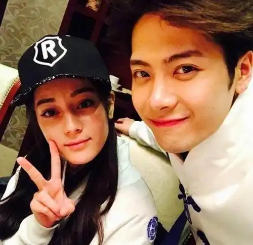 同样是何炅带的新人,王嘉尔为热巴捡鞋圈粉,另一位却被骂惨