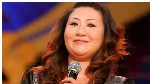 有一天,郭麒麟打电话给远在日本的生母胡中惠,说:"妈,我现在有钱了,你