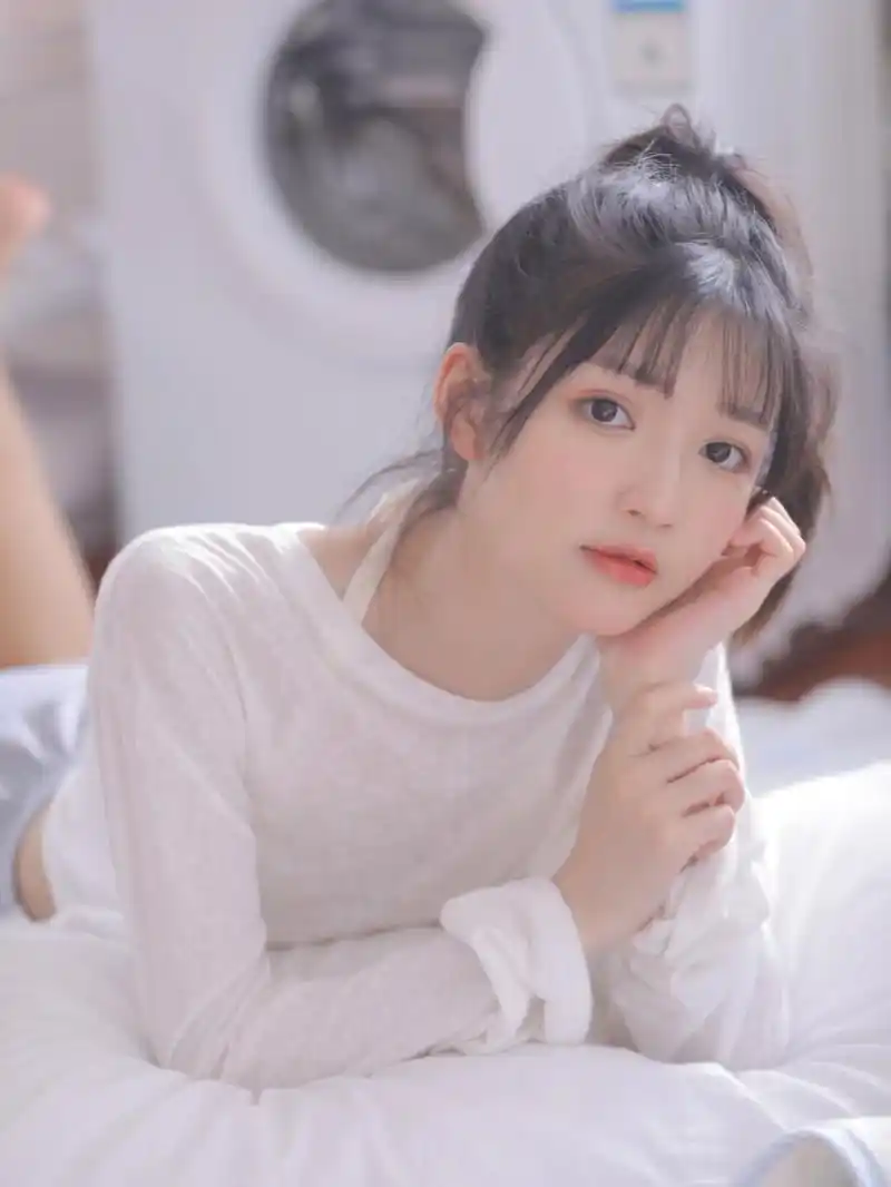 白色宽松短款t恤搭配灰色短裤,美女长相甜美漂亮,穿搭很清纯