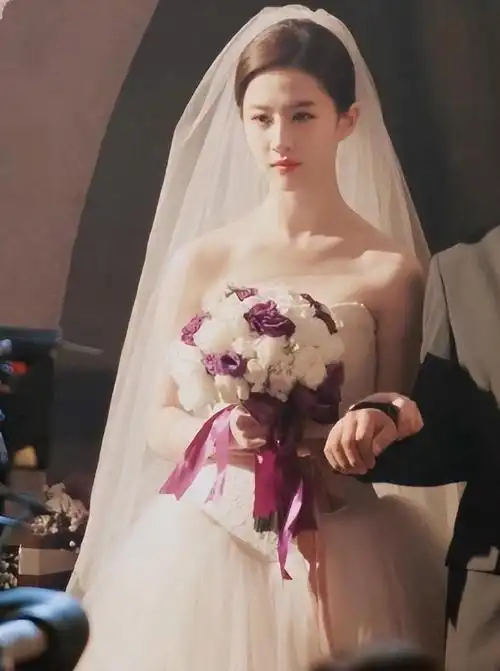 现在这么美了,如果等到刘亦菲真结婚了穿上美美的新娘婚纱,那得多好看