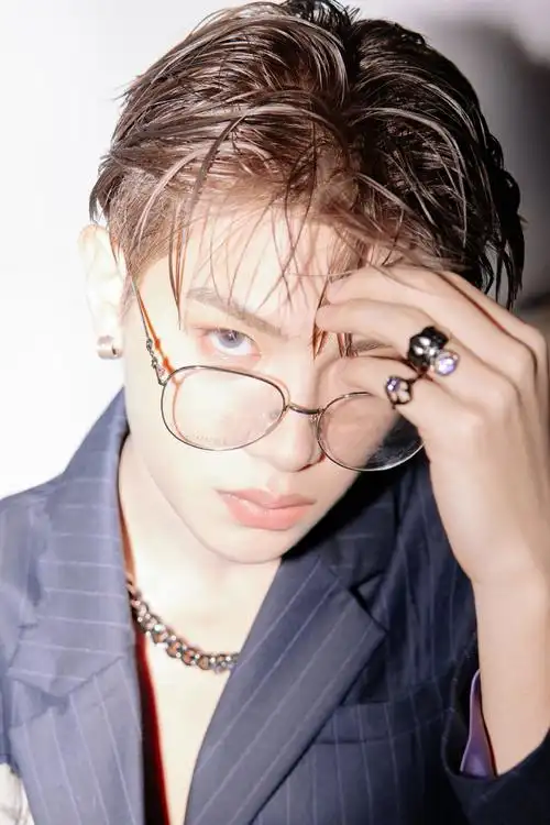 黄明昊湿发变装