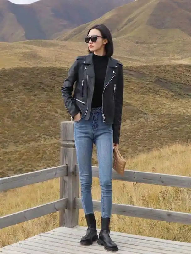 秋冬黑色皮夹克搭配紧身牛仔裤大秀高挑身材显高显瘦又洋气