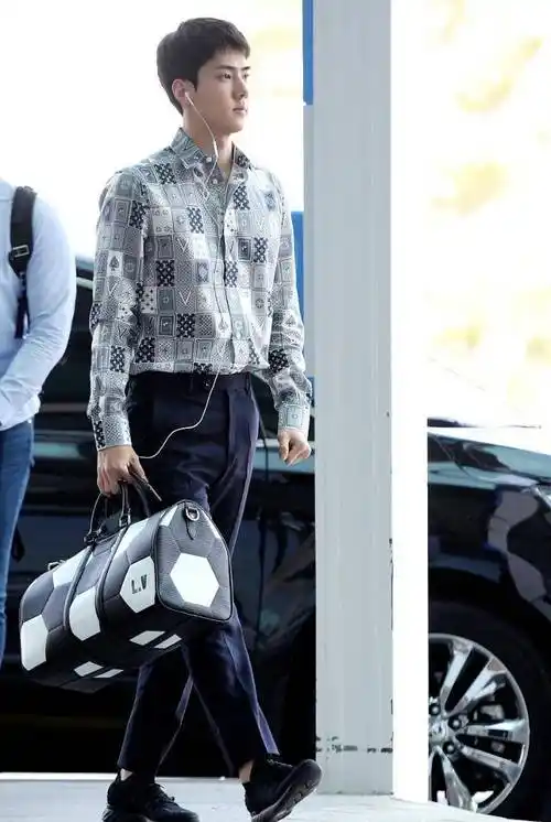 小奶包吴世勋"长大了",型男风格势不可挡,粉丝直呼太有魅力了_黑色