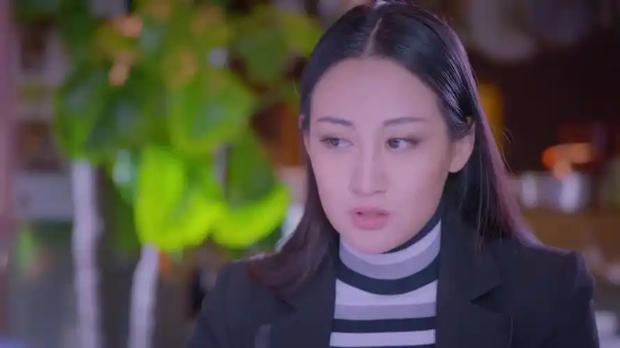 克拉恋人叶琪向缇娜打听米美丽的情况,她更加确定米朵就是米美丽!