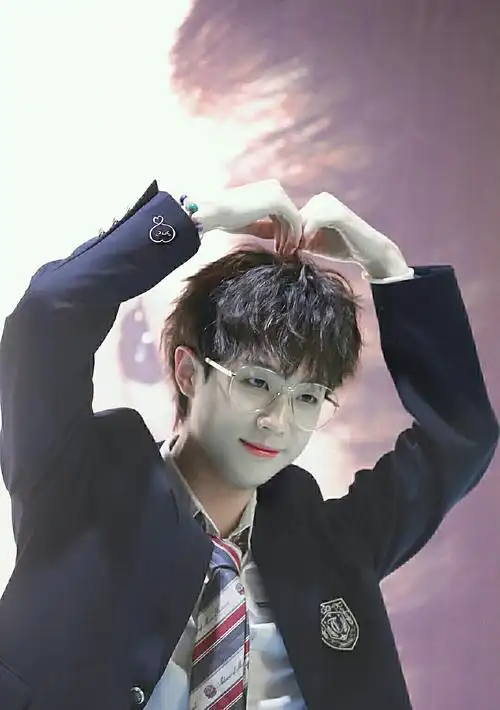 长得的可爱又帅声音又好听.