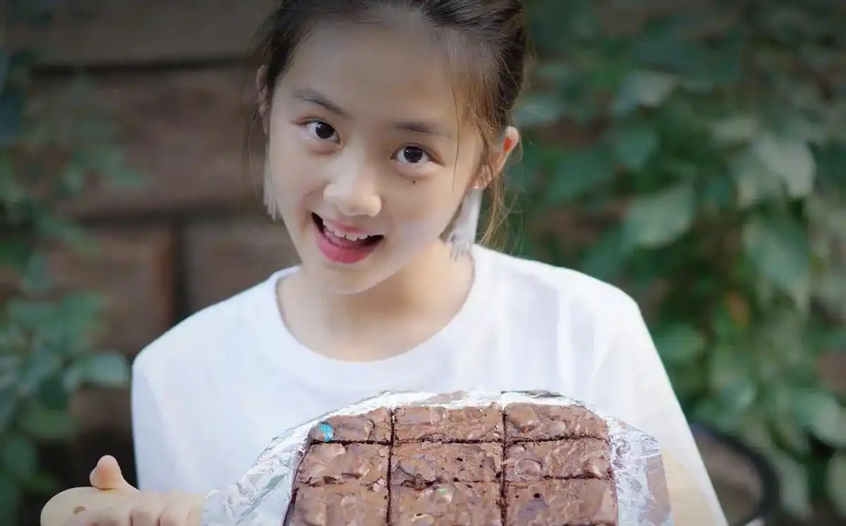 16岁黄多多近照显成熟!打3个耳洞五官像妈,脚踩椅子上姿势霸气