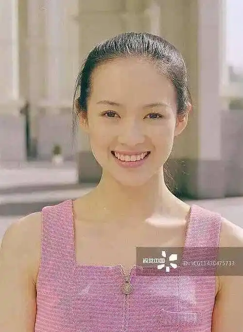 章子怡扎马尾笑着好明媚!