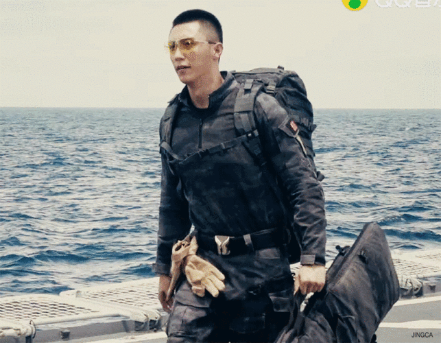 两人同样展现出了硬汉型男的风范,与前辈张涵予相比毫不逊色.