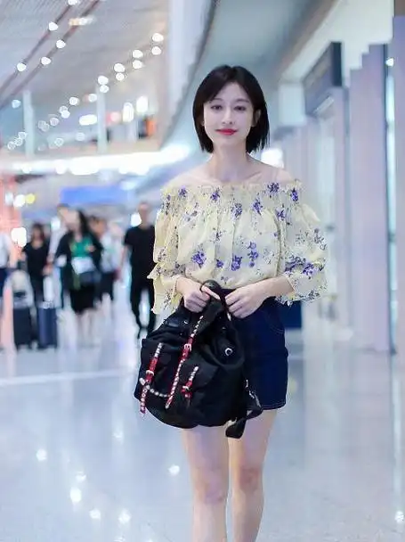 女明星都挺会藏年龄的,36岁的张俪穿碎花衣像26岁,气质很清纯