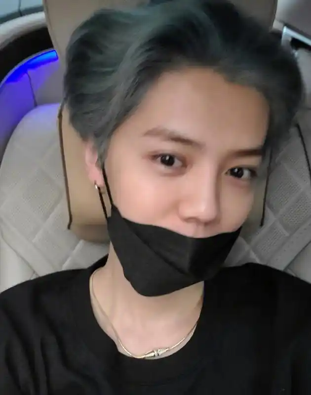 鹿晗迷弟上线早起看球 戴口罩素颜自拍难掩帅气