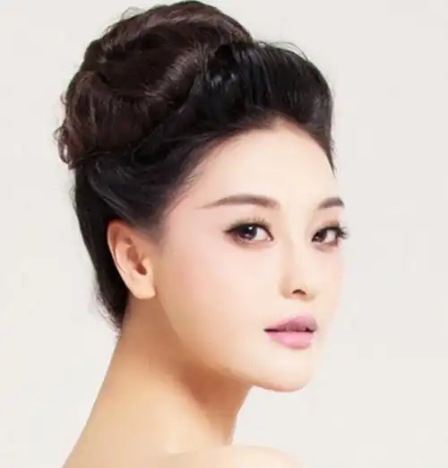 编发和长卷发的完美结合,蓬松的盘起的头发搭配厚感刘海,既修颜又显得