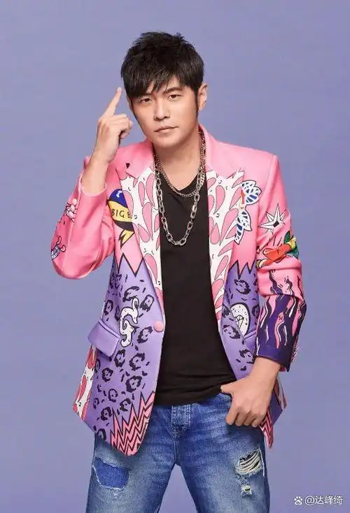 周杰伦(jaychou),1979年1月18日出生于中国台湾新北市,祖籍在福建省