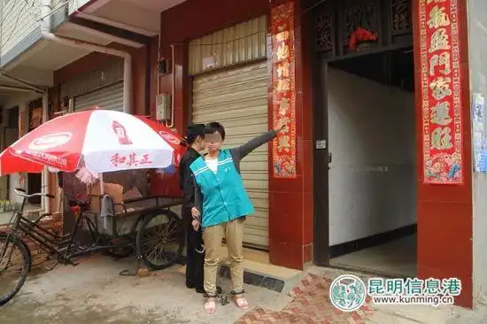 本案主要犯罪嫌疑人李某在警方的押解下对绑架现场进行了指认.