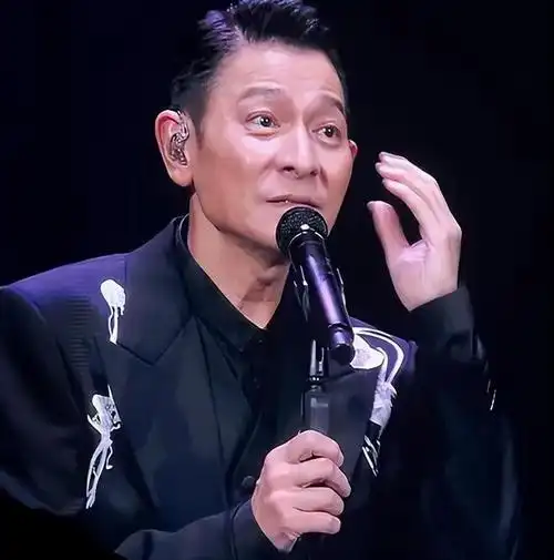 刘德华妻女罕见露面,58岁朱丽倩状态显年轻,12岁女儿长得像爸爸