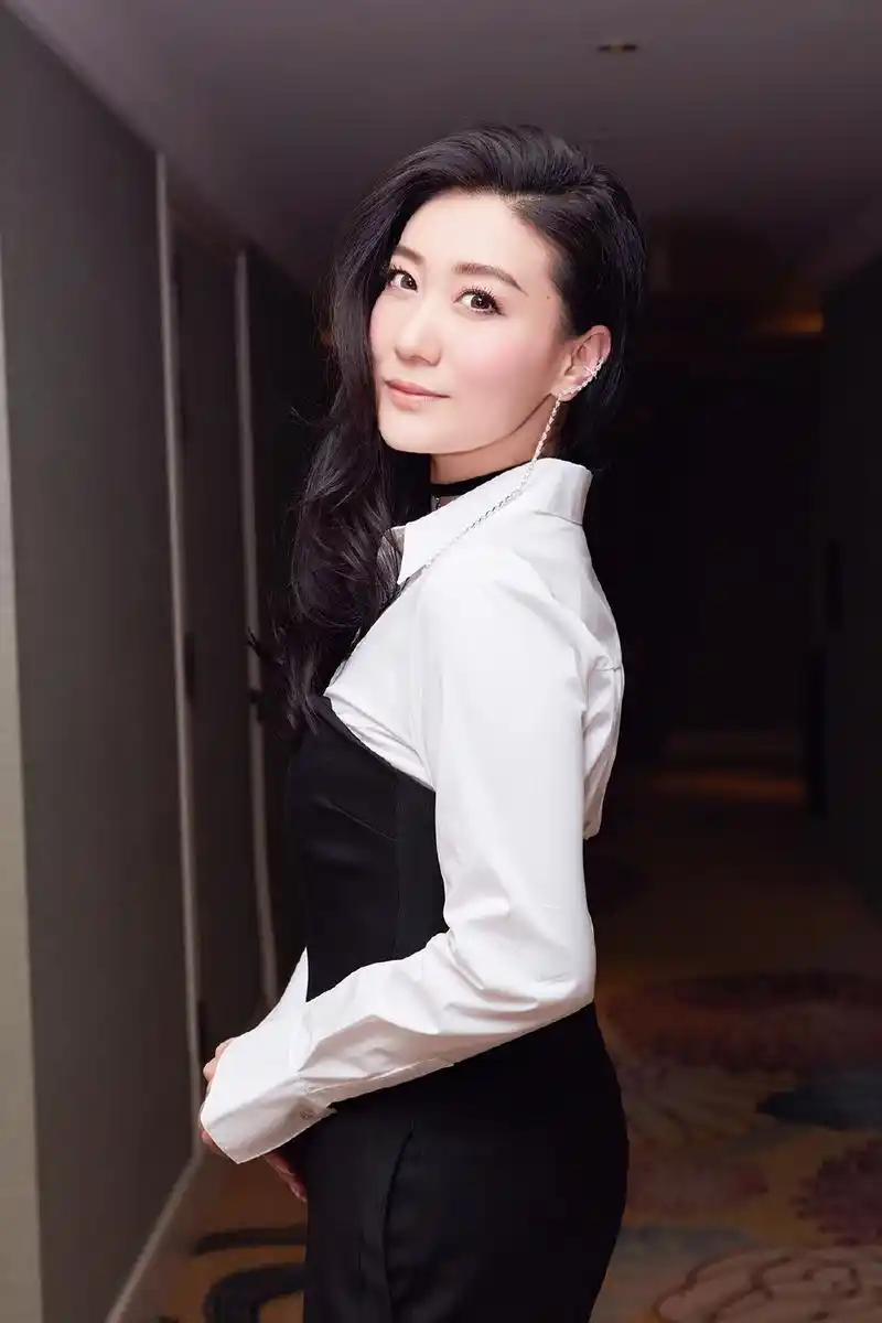 优雅端庄的谭晶,貌美如花,尽显完美身材!