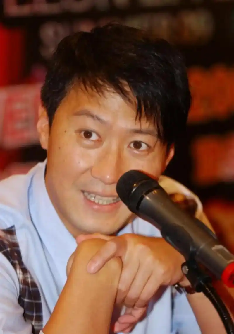 黎明的牙长得不是很好看,细小,不整齐,像锯齿一样!