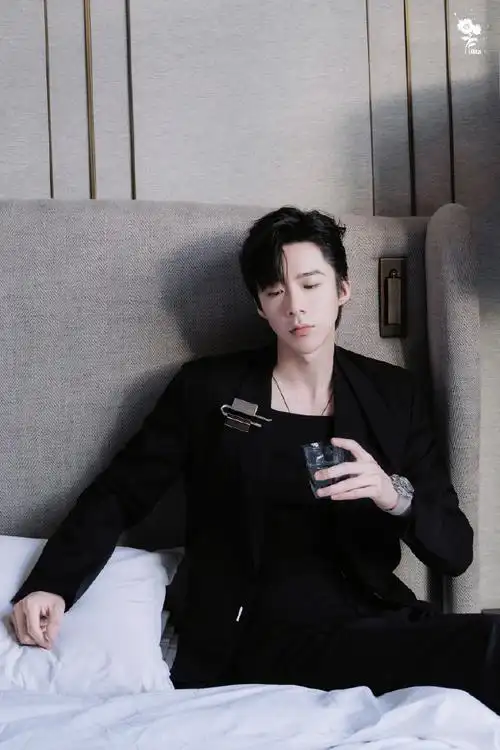 帅照里挑的一张公式照呢 以后多用啊#刘宇宁换公式照#|#刘宇宁魏劭