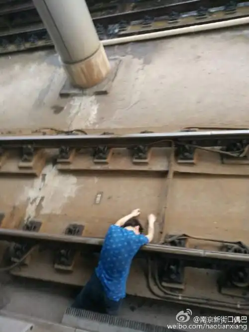 南京小行地铁站男子卧轨自杀警方称涉嫌违法
