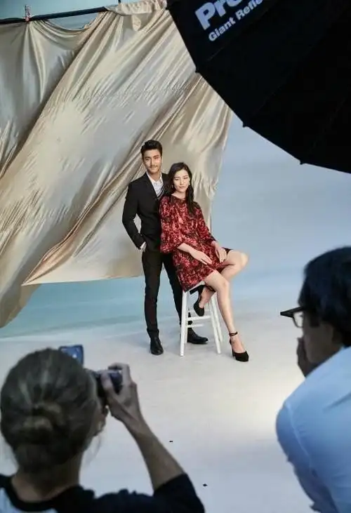 《我们结婚了》中一起配合的崔始源和中国顶级模特刘雯公开了照片