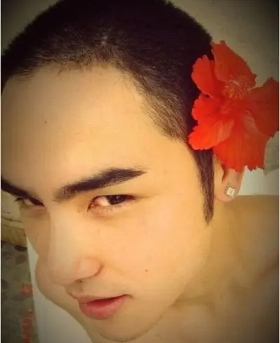 阮经天晒17岁戴花照 舒淇调侃不做女子可惜(图)