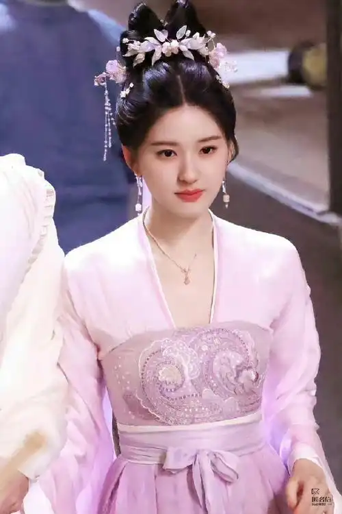 赵露思古装走路仪态