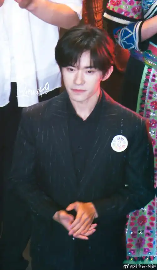 科技出圈,不拘定义,玩转个性影像,和@tfboys-易烊千玺一起领先时尚