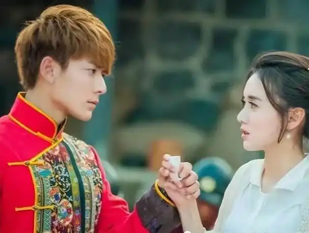 分手5年,再看毛晓彤,陈翔的各自生活,真的相差太大