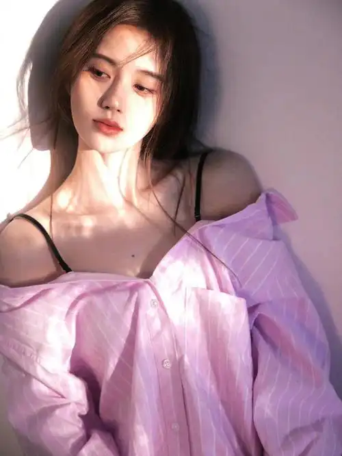 鞠婧祎粉色吊带衬衫光影随拍,天生的氛围感美女