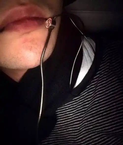 胡渣(胡渣刮不干净还有黑渣)