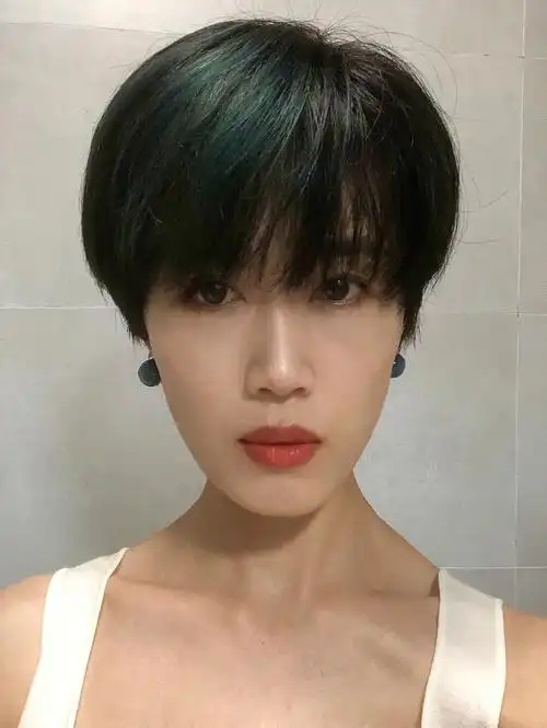 剪短发一个月后的状态挑染的蓝色也出来了