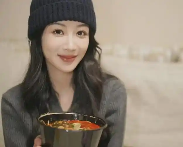 杨紫遭狗仔追拍医院保胎那孩子爸爸呢