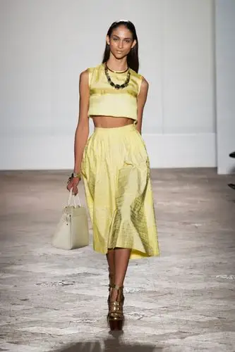 德国 慕尼黑 女装 露脐上衣 上衣 服装 及膝短裙 裙子 条纹 走秀