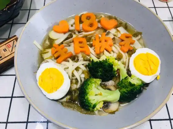 美食视频挑战赛#生日快乐煮碗长寿面(胡萝卜刻生日快乐)(1/8)