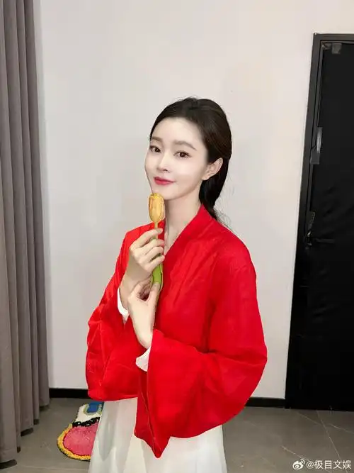 宋轶红色戏服造型##宋轶红衣九宫格