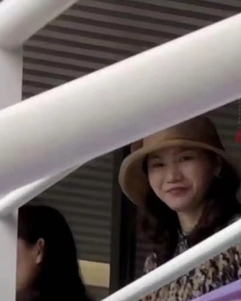 当王俊凯妈妈出现在看台上时,台下的女粉丝一开始还能保持理性,主动与