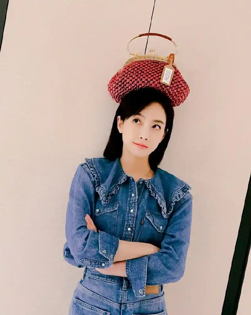 宋茜最近有一组私服,是酷女孩穿搭的模板?