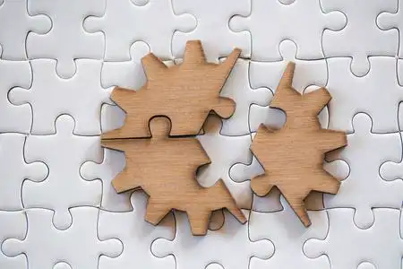 三块棕色拼图在白色拼图背景上,最后一块拼图完成任务,商业解决方案