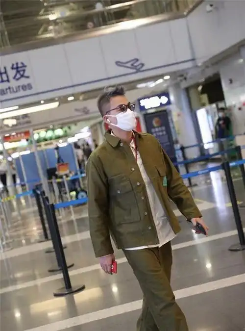 潮男出街欧豪一头银灰色短发现身机场配绿色套装更显时尚态度