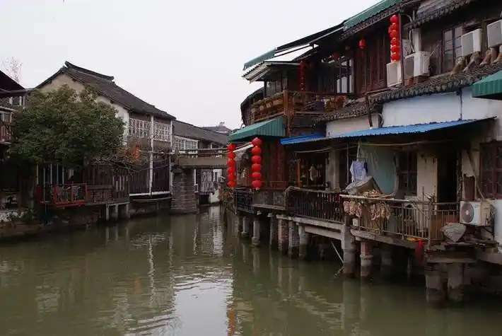 朱家角古镇位于上海市青浦区,是一座具有千年历史的水乡古镇.