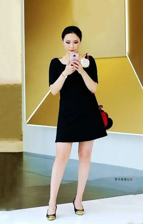 街拍高跟鞋美女穿出俏丽挺拔好风采