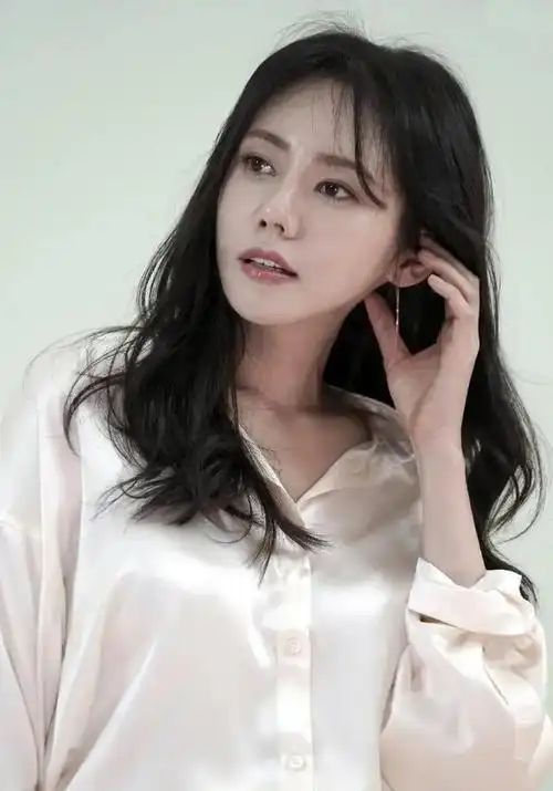 今儿个咱们来扒一扒那个让人目不暇接的韩国女神——秋瓷炫!