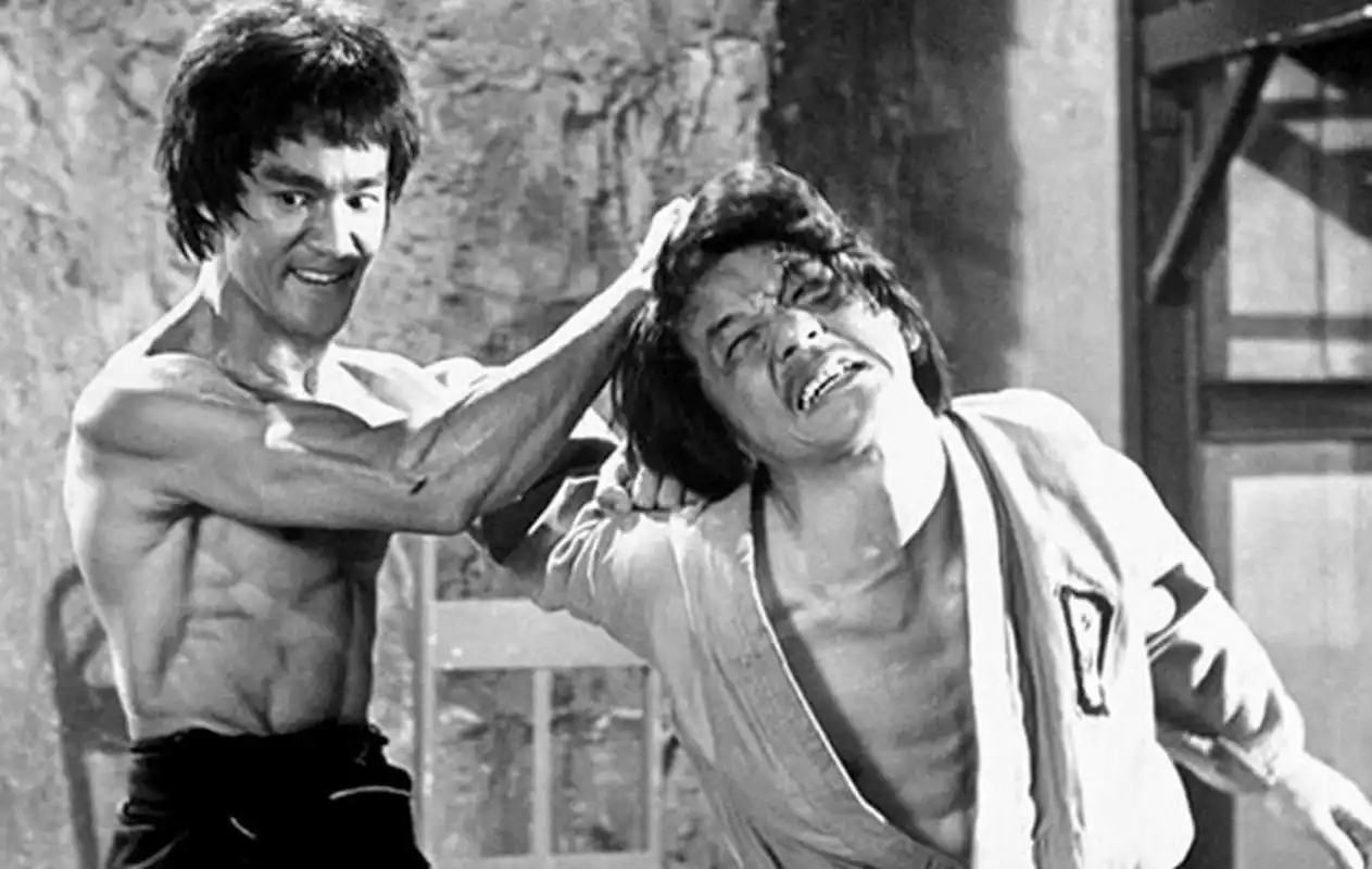 李小龙和成龙分别是武打明星的代表,他们年轻时的身体条件在照片上有