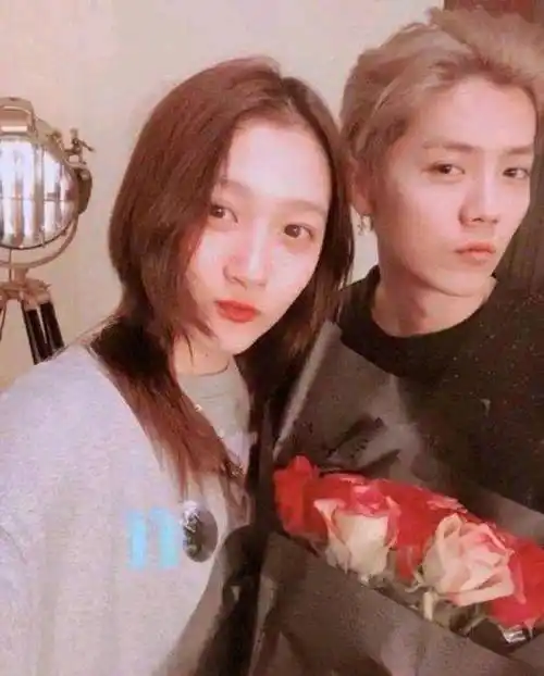 鹿晗为关晓彤庆生,送超多礼物,一起驱车回鹿晗住处疑同居_都还_网友